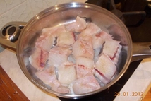 Шаг 2: Выложить куски рыбы на сковороду …