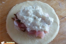 Шаг 4: На кружок теста насыпать по …