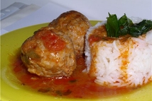 Шаг 3: Добавляем томатное пюре,доводим до кипения …