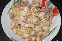 Шаг 5: Отделяем вареное мясо рыбы от …