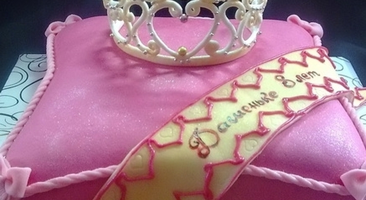 Подушка с диадемой для маленькой принцессы