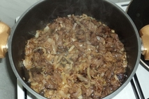 Шаг 3: Добавляем к мясу лук, обжариваем, …