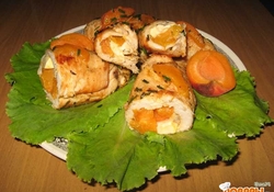 Рецепт: Куриные рулетики с абрикосами