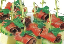 Рулетики из копченого лосося с сыром