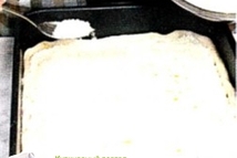 Шаг 4: Сверху пирог посыпать сахаром или …