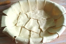 Шаг 3: Тесто раскатать, нарезать полосками и …