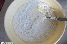 Шаг 2: Дальше берем и просеиваем пшеничную …