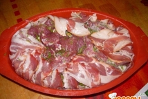 Шаг 3: Каждый кусочек свининки обмакиваем в …