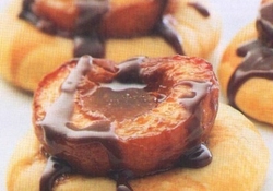 Рецепт: Пиццетта с шоколадом и персиками