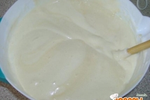 Шаг 3: Аккуратно добавляем белки в желтковую …