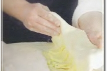 Шаг 4: Защипните его открытые стороны и …