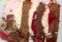 Шаг 7: В середину бисквита (торта) вставляем …