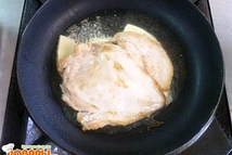 Шаг 4: Сверху куриную отбивную.