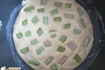 Шаг 5: Сверху опять выкладываем кусочки ревеня. …