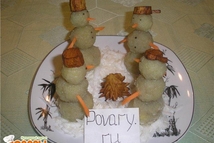 Шаг 9: Надеваем шляпы, из моркови делаем …