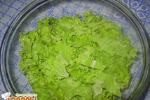 Шаг 3: Крупно нарежьте лист салата и …