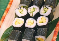 Роллы с огурцом и авокадо