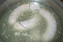 Шаг 9: Колбаски варить в подсоленной воде …