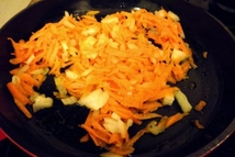 Шаг 2: Морковь натираем на крупной терке, …