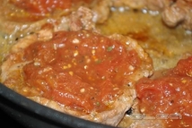 Шаг 2: Помидоры размять и вместе с …