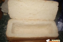 Шаг 1: Берем буханку хлеба, аккуратно срезаем …