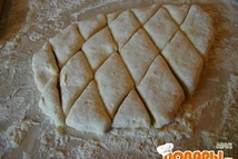 Шаг 5: 3-4 зубчика чеснока измельчаем, кладем …