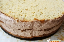 Шаг 6: Смазала корж кремом, сверху уложила …