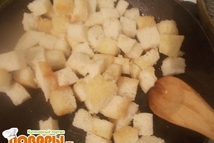 Шаг 4: Срежьте с батона шкурку, порежьте …