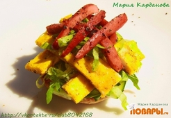 Булочка с салатом, сырным омлетом и сосисками