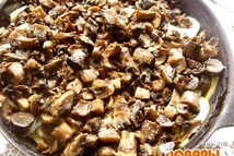 Шаг 2: Грибы, нарезаем, слегка обжариваем на …