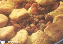 Рецепт: Кобблер из говядины с луком