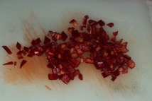 Шаг 2: Огурец очищаем от кожицы и …