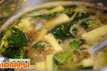 Шаг 2: В кастрюльку налить 2-2,5 литра …