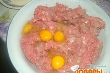 Шаг 2: Минут на десять замочить батон …