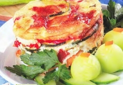 Овощное рагу, запеченное с сыром в омлете