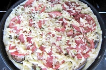 Шаг 4: Далее слой помидоров и натертого …