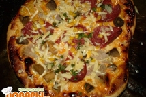 Шаг 4: Колбасу и мясо режу тонкими …