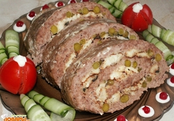 Рецепт: Мясной рулет с омлетом, горошком и базиликом