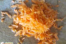 Шаг 3: Отдельно берем морковку, моем, чистим …