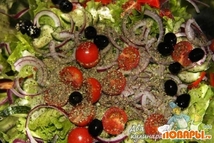 Шаг 3: Добавили тонко порезанный лук, базилик, …