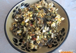 Рецепт: Салат из морской капусты, яйца и зеленого лука