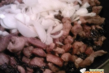 Шаг 2: Когда жидкость выкипит, а мясо …