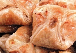 Рецепт: Слоеные сумочки с творогом и цукатами  