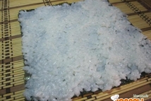 Шаг 4: На лист нори выложить тонкий …