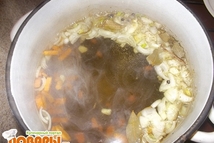 Шаг 2: Бросаем в кипящую воду соль, …