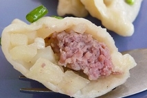 Шаг 2: Лепим вареники, добавляя во внутрь …