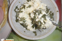 Шаг 4: Сверху выкладываем смесь с петрушкой …