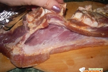 Шаг 1: Маринуем ребрышки в смеси водки, …