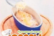 Шаг 3: Формочки для запекания смазать маслом, …