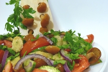 Шаг 3: Выложить салат на блюдо. Посыпать …